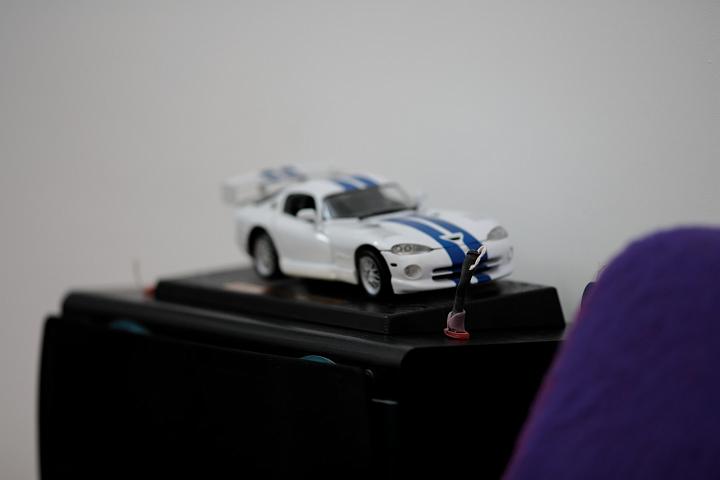 NV4Z4486.jpg - Focus on the candle which is 5 cm in front of the car